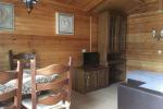 Деревянный четырехместный домик отдыха с двумя отдельными комнатами и всеми удобствами - 8