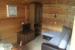 Деревянный четырехместный домик отдыха с двумя отдельными комнатами и всеми удобствами - 4